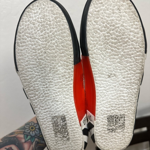 Pre owned like new OFF-WHITE Low Vulcanized Sneakers with dust bag. - Picture 7 of 10